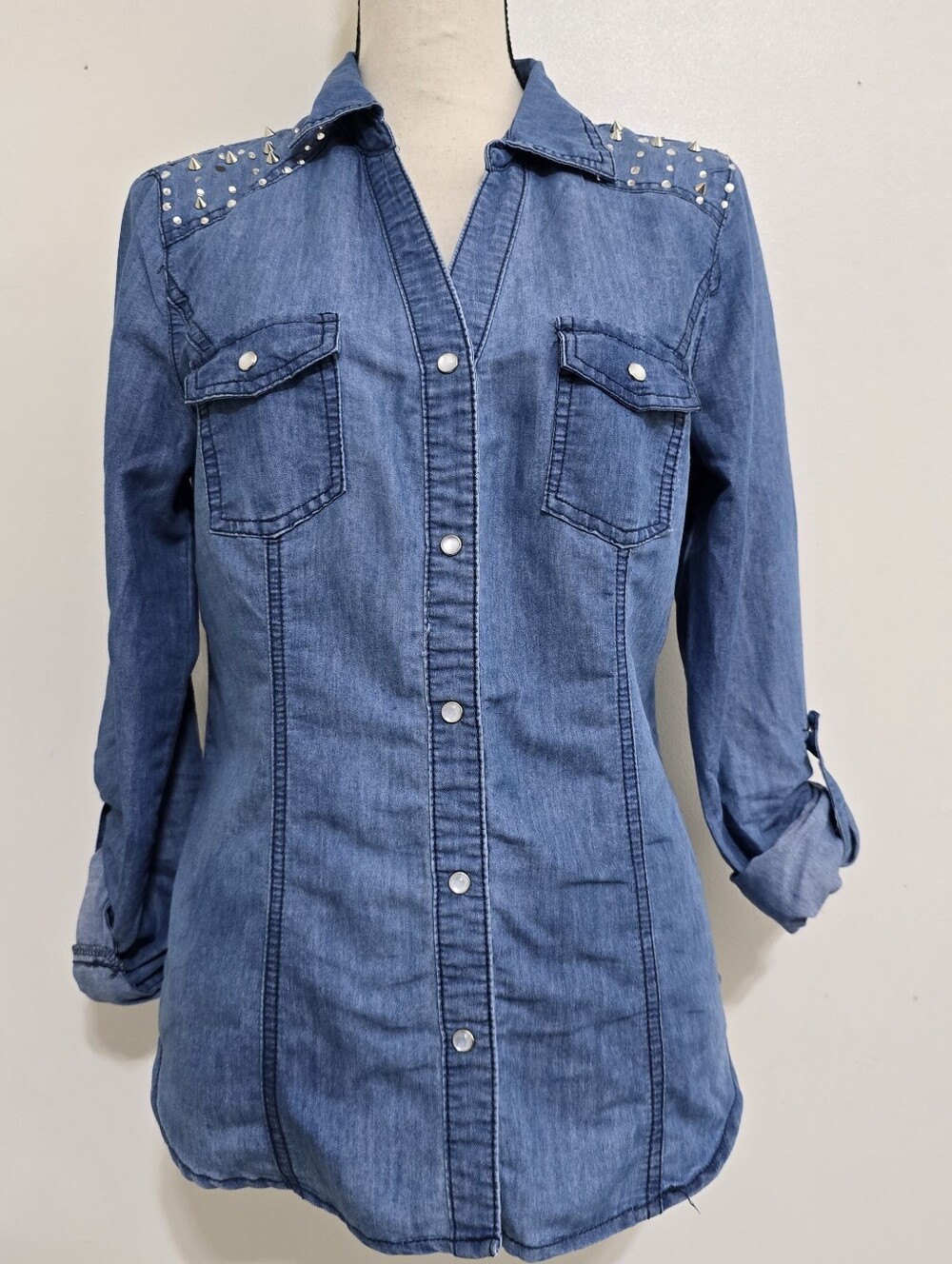 BONGO size Large Studded Roll Tab Sleeve Pearl Snap Button Up Denim Shirt Y2K
